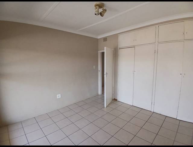 2 BEDROOM FLAT TO LET IN KEMPTON PARK CENTRAL
